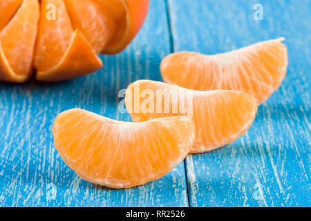 Tangerine Schichten auf einem blauen Hintergrund aus Holz Stockfoto