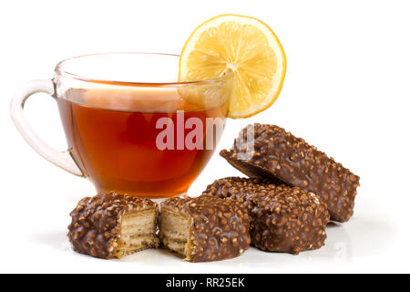 Schokolade, Süßigkeiten mit einer Tasse Tee auf weißem Hintergrund Stockfoto