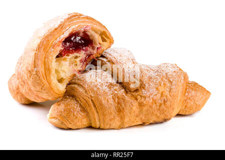 Croissant und Hälfte mit Kirsche Konfitüre Puderzucker auf weißem Hintergrund closeup isoliert Stockfoto