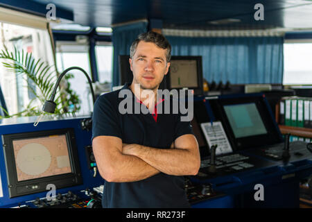 Marine nautischer Offizier während nautische Wachoffiziere auf Brücke Stockfoto