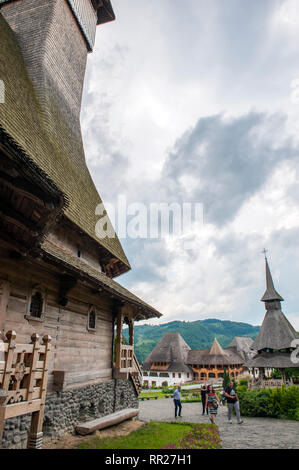 Eine hölzerne Kirche am Barsana Klosteranlage im Maramure? Region in Rumänien. Stockfoto