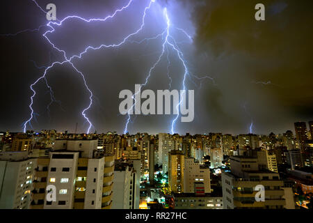 Beeindruckende Blitz bei Sonnenuntergang bei einem Gewitter in Sao Paulo. Stockfoto