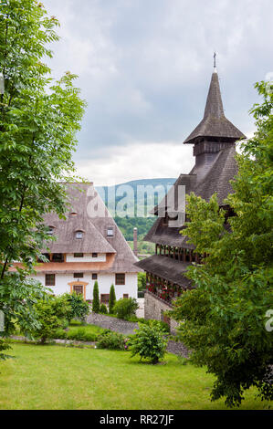 Hölzerne Gebäude an der Barsana Klosteranlage im Maramure? Region in Rumänien. Stockfoto