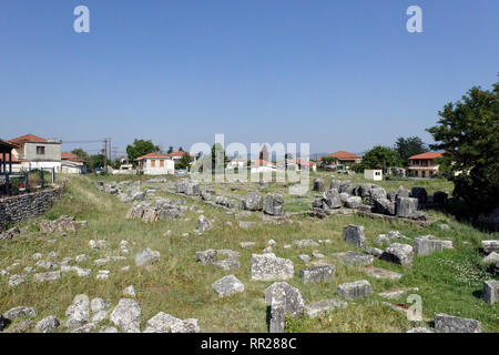 Die Ruinen des 4. Jh. v. Chr. der Tempel der Athene Alea, Tegea, Peloponnes, Griechenland. In der alten Arkadischen Stadt Tegea befinden, alles in Marmor perip Stockfoto