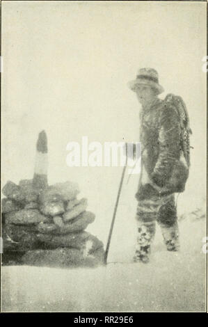 . Die Abenteuer von einem Naturführer. Natürliche Geschichte - Outdoor Bücher; Bergsteigen; Rocky Mountains. Foto von Elizabeth F. Burnell Enos A. Mühlen in einem hli^ ard auf dem Gipfel der kontinentalen Wasserscheide. Höhe 15.200 Fuß. Februar igi 8. Bitte beachten Sie, dass diese Bilder sind von der gescannten Seite Bilder, die digital für die Lesbarkeit verbessert haben mögen - Färbung und Aussehen dieser Abbildungen können nicht perfekt dem Original ähneln. extrahiert. Mühlen, Enos Abia, 1870-1922. Garden City, New York, Doubleday, Seite Stockfoto