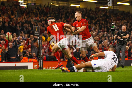 Fürstentum Stadium, Cardiff, UK. 23 Feb, 2019. Guinness sechs Nationen Rugby, Wales gegen England; Josh Adams und Liam Williams von Wales feiern, nachdem er zählt seine Seiten zweite versuchen Credit: Aktion plus Sport/Alamy leben Nachrichten Stockfoto