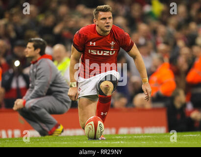 Fürstentum Stadium, Cardiff, UK. 23 Feb, 2019. Guinness sechs Nationen Rugby, Wales gegen England; Dan Biggar von Wales-Leitungen, die eine Umwandlung der Credit: Aktion plus Sport/Alamy leben Nachrichten Stockfoto