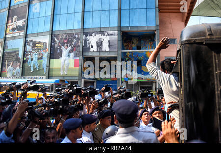 Kolkata, West Bengal, Indien. 23 Feb, 2019. Medien gesehen, pics und videos von Demonstranten von BJYM während der Demonstration verhaftet wurde. die Demonstranten von bhartiya Janta Party Yuva Morcha oder BJYM für das Entfernen von Imran Khan's Bild von Eden Gardens nach dem Pulwama Angriff protestiert. Insgesamt 63 Demonstranten von der Polizei wurden beim Versuch, Eden Gärten mit Nachdruck zu geben, das Gesetz zu brechen. Credit: Avishek Das/SOPA Images/ZUMA Draht/Alamy leben Nachrichten Stockfoto