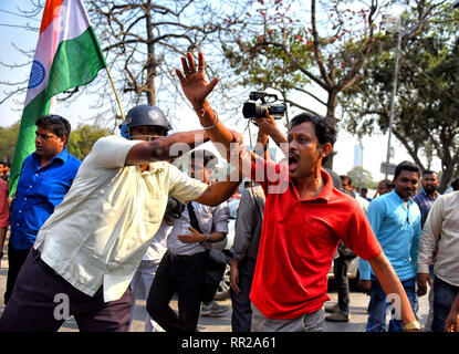 Kolkata, West Bengal, Indien. 23 Feb, 2019. Eine Demonstrantin der BJYM gesehen Parolen schreien, während Sie durch einen Polizisten während der Demonstration verhaftet wurden. die Demonstranten von bhartiya Janta Party Yuva Morcha oder BJYM für das Entfernen von Imran Khan's Bild von Eden Gardens nach dem Pulwama Angriff protestiert. Insgesamt 63 Demonstranten von der Polizei wurden beim Versuch, Eden Gärten mit Nachdruck zu geben, das Gesetz zu brechen. Credit: Avishek Das/SOPA Images/ZUMA Draht/Alamy leben Nachrichten Stockfoto