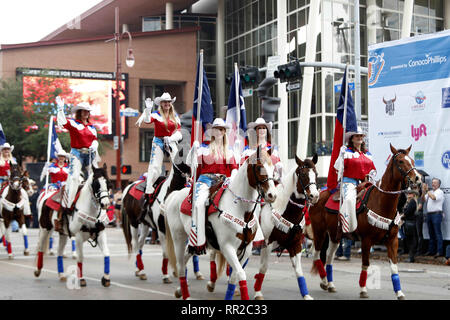 Houston, USA. 23 Feb, 2019. Cowgirls nehmen an der jährlichen Houston Rodeo Parade in Houston, Texas, USA, Nov. 23, 2019. Mehr als 2.000 Wanderreiter in Downtown Houston für eine Parade am Samstag versammelten, Feiert die kommenden Houston Livestock Show und Rodeo, die von Jan. 25 bis März 17 stattfinden wird. Credit: Steven Song/Xinhua/Alamy leben Nachrichten Stockfoto