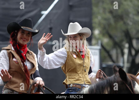 Houston, USA. 23 Feb, 2019. Cowgirls nehmen an der jährlichen Houston Rodeo Parade in Houston, Texas, USA, Nov. 23, 2019. Mehr als 2.000 Wanderreiter in Downtown Houston für eine Parade am Samstag versammelten, Feiert die kommenden Houston Livestock Show und Rodeo, die von Jan. 25 bis März 17 stattfinden wird. Credit: Steven Song/Xinhua/Alamy leben Nachrichten Stockfoto