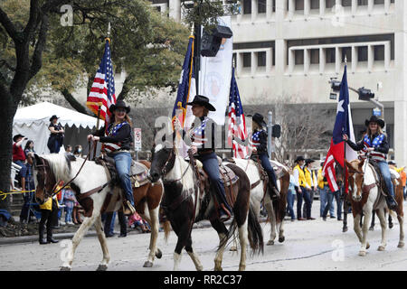 Houston, USA. 23 Feb, 2019. Cowgirls nehmen an der jährlichen Houston Rodeo Parade in Houston, Texas, USA, Nov. 23, 2019. Mehr als 2.000 Wanderreiter in Downtown Houston für eine Parade am Samstag versammelten, Feiert die kommenden Houston Livestock Show und Rodeo, die von Jan. 25 bis März 17 stattfinden wird. Credit: Steven Song/Xinhua/Alamy leben Nachrichten Stockfoto