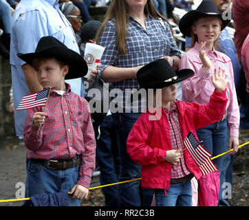 Houston, USA. 23 Feb, 2019. Kinder aufpassen, die jährlichen Houston Rodeo Parade in Houston, Texas, USA, Nov. 23, 2019. Mehr als 2.000 Wanderreiter in Downtown Houston für eine Parade am Samstag versammelten, Feiert die kommenden Houston Livestock Show und Rodeo, die von Jan. 25 bis März 17 stattfinden wird. Credit: Steven Song/Xinhua/Alamy leben Nachrichten Stockfoto