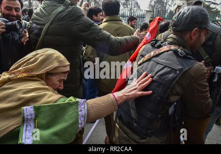 Eine weibliche Verfechter der Nationalen Konferenz (NC), einer etablierten politischen Partei Raufereien mit einem Polizisten während des Protestes in Srinagar. Die nationale Konferenz (NC) organisierte einen Protestmarsch in Srinagar, gegen die Angriffe auf die in Jammu und Kaschmir in anderen Teilen des Landes, die nach mindestens 40 zentrale Reserve Polizei (Crpf) Personal am 14.Februar getötet wurden. Stockfoto