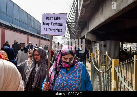 Eine weibliche Verfechter der Nationalen Konferenz (NC), einer politischen Partei, die eine Plakette während des Protestes in Srinagar. Die nationale Konferenz (NC) organisierte einen Protestmarsch in Srinagar, gegen die Angriffe auf die in Jammu und Kaschmir in anderen Teilen des Landes, die nach mindestens 40 zentrale Reserve Polizei (Crpf) Personal am 14.Februar getötet wurden. Stockfoto