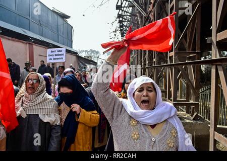 Eine weibliche Verfechter der Nationalen Konferenz (NC), einer etablierten politischen Partei riefen Slogans, während eine Flagge während des Protestes in Srinagar. Die nationale Konferenz (NC) organisierte einen Protestmarsch in Srinagar, gegen die Angriffe auf die in Jammu und Kaschmir in anderen Teilen des Landes, die nach mindestens 40 zentrale Reserve Polizei (Crpf) Personal am 14.Februar getötet wurden. Stockfoto