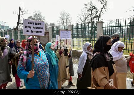 Weibliche Anhänger der Nationalen Konferenz (NC), einer etablierten politischen Partei gesehen werden Plakate während des Protestes in Srinagar. Die nationale Konferenz (NC) organisierte einen Protestmarsch in Srinagar, gegen die Angriffe auf die in Jammu und Kaschmir in anderen Teilen des Landes, die nach mindestens 40 zentrale Reserve Polizei (Crpf) Personal am 14.Februar getötet wurden. Stockfoto