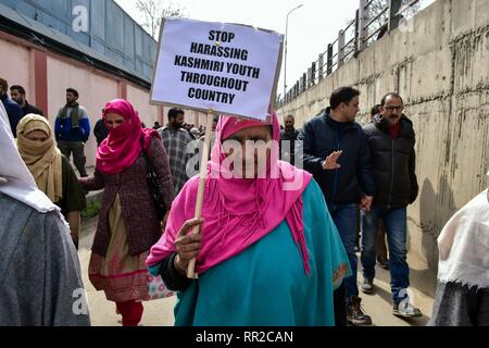 Eine weibliche Verfechter der Nationalen Konferenz (NC), einer politischen Partei, die eine Plakette während des Protestes in Srinagar. Die nationale Konferenz (NC) organisierte einen Protestmarsch in Srinagar, gegen die Angriffe auf die in Jammu und Kaschmir in anderen Teilen des Landes, die nach mindestens 40 zentrale Reserve Polizei (Crpf) Personal am 14.Februar getötet wurden. Stockfoto