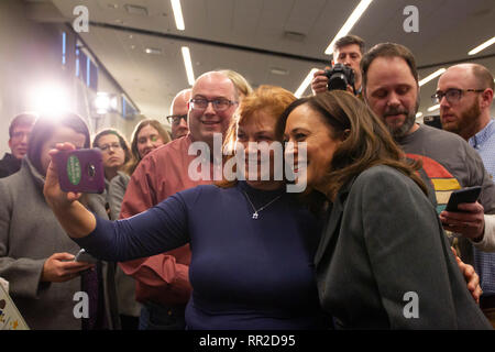 Ankeny, Iowa, USA. 23. Februar, 2019. Der US-Senator Kamala Harris grüßt und nimmt selfies mit Publikum Mitglieder nach einem Rathaus Kampagne Fall an die FFA Enrichment Center auf dem Campus der Des Moines Area Community College (DMACC) in Ankeny, Iowa, USA. Sen Harris, einen demokratischen Präsidentschaftskandidaten für die Wahlen 2020, wirbt in Iowa vor der ersten-in-der-Nation caucuses. J. Alex Cooney/Alamy leben Nachrichten Stockfoto