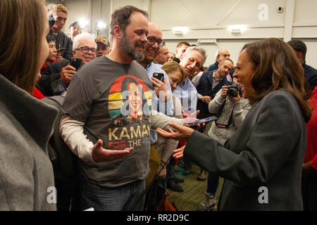 Ankeny, Iowa, USA. 23. Februar, 2019. Der US-Senator Kamala Harris grüßt und nimmt selfies mit Publikum Mitglieder nach einem Rathaus Kampagne Fall an die FFA Enrichment Center auf dem Campus der Des Moines Area Community College (DMACC) in Ankeny, Iowa, USA. Sen Harris, einen demokratischen Präsidentschaftskandidaten für die Wahlen 2020, wirbt in Iowa vor der ersten-in-der-Nation caucuses. J. Alex Cooney/Alamy leben Nachrichten Stockfoto