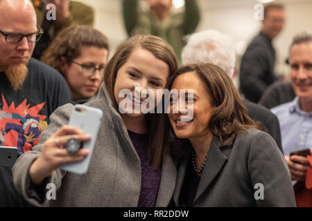 Ankeny, Iowa, USA. 23. Februar, 2019. Der US-Senator Kamala Harris grüßt und nimmt selfies mit Publikum Mitglieder nach einem Rathaus Kampagne Fall an die FFA Enrichment Center auf dem Campus der Des Moines Area Community College (DMACC) in Ankeny, Iowa, USA. Sen Harris, einen demokratischen Präsidentschaftskandidaten für die Wahlen 2020, wirbt in Iowa vor der ersten-in-der-Nation caucuses. J. Alex Cooney/Alamy leben Nachrichten Stockfoto