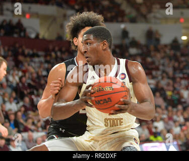 Starkville, MS, USA. 23 Feb, 2019. Mississippi State vorwärts, Reggie Perry (1), erhält die Kontrolle über die Kugel während der NCAA Basketball Spiel zwischen den Südcarolina Kampfhähne und der Mississippi State Bulldogs am Humphrey Kolosseum in Starkville, MS. Kevin Langley/Sport Süd Media/CSM/Alamy leben Nachrichten Stockfoto