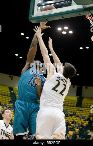 Williamsburg, VA, USA. 23 Feb, 2019. 20190223 - UNCW vorwärts DEVONTAE CACOK (15) Kerben über William und Mary vorwärts PAUL ROWLEY (22) in der zweiten Hälfte bei Kaplan Arena in Williamsburg, Virginia Credit: Chuck Myers/ZUMA Draht/Alamy leben Nachrichten Stockfoto