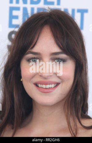 Santa Monica, Kalifornien, USA. 22 Feb, 2019. Dakota Johnson 02/23/2019 2019 Film Independent Spirit Awards in Santa Monica, CA Foto von Hiro Katoh/HollywoodNewsWire.co Credit: Hollywood News Wire Inc./Alamy leben Nachrichten Stockfoto