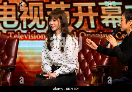 Toronto, Kanada. 23 Feb, 2019. Schauspielerin Ju Jingyi (L) nimmt an der Eröffnungsfeier der 1. jährlichen China Kanada Television Festival in Toronto, Canada, Jan. 23, 2019. Das 1. jährliche China Kanada Television Festival 2019 in Toronto Elgin und Winter Garden Theatre Samstag Nacht ins Leben gerufen wurde. Das dreitägige Festival wird gemeinsam organisiert von Ctaa (China TV Künstler Association), Medien und Xinflix CCAAF mit dem Ziel, den kulturellen Austausch zwischen den beiden Ländern zu fördern. Credit: Zou Zheng/Xinhua/Alamy leben Nachrichten Stockfoto