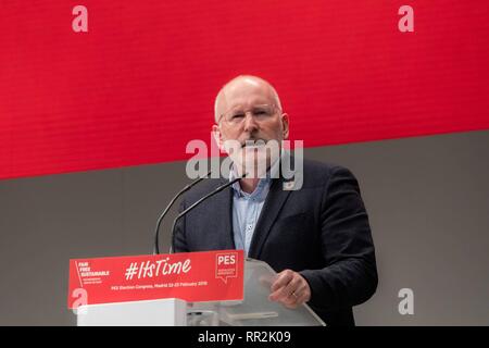 Frans Timmermansr, PES gemeinsamen Kandidaten beobachtet, als er bei der Wahl der Kongress der Sozialdemokratischen Partei Europas (SPE) in Madrid Cordon drücken Sie Stockfoto