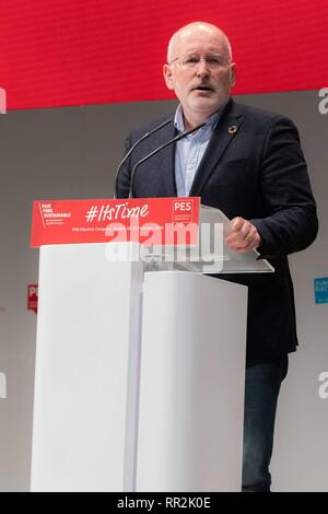 Frans Timmermansr, PES gemeinsamen Kandidaten beobachtet, als er bei der Wahl der Kongress der Sozialdemokratischen Partei Europas (SPE) in Madrid Cordon drücken Sie Stockfoto