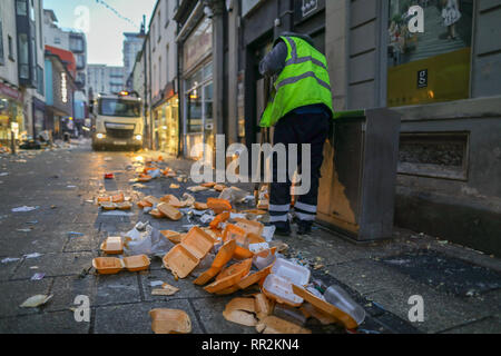 Cardiff, Wales, 24. Februar 2019. Reinigung beginnt in den Straßen von Cardiff nach einer Nacht der Abschied von Tausenden von Fans, nach dem Sieg der Wales Rugby Team über England im Fürstentum Stadium, Cardiff, in das Guinness sechs WM-Nationen. Sechs Nationen Rugby, Cardiff, Wales, UK. Credit: Haydn Denman/Alamy Leben Nachrichten. Stockfoto