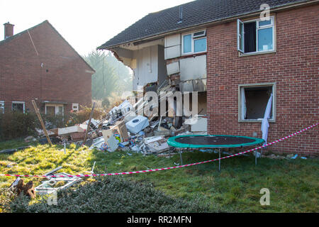 Bristol, UK. 24 Feb, 2019. Am Samstag Abend eine Explosion an einem Haus in Whitchurch Lane, Hartcliffe in Bristol schlecht ein Haus beschädigt. Drei Personen wurden ins Krankenhaus gebracht. Bristol, UK. 24. Februar 2019. Credit: Redorbital Fotografie/Alamy leben Nachrichten Stockfoto