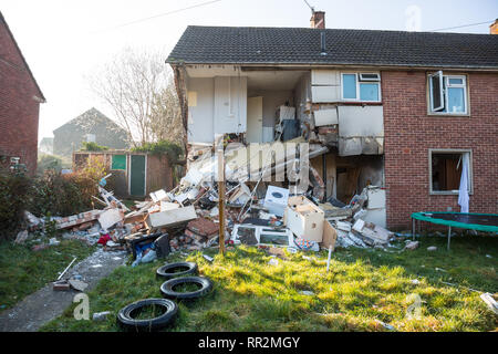 Bristol, UK. 24 Feb, 2019. Am Samstag Abend eine Explosion an einem Haus in Whitchurch Lane, Hartcliffe in Bristol schlecht ein Haus beschädigt. Drei Personen wurden ins Krankenhaus gebracht. Bristol, UK. 24. Februar 2019. Credit: Redorbital Fotografie/Alamy leben Nachrichten Stockfoto