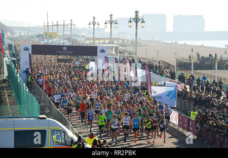 Brighton, UK. 24 Feb, 2019. Der Start des Grand Brighton Halbmarathon an einem schönen sonnigen Morgen mit über 13.000 Läufer erwartet Hilfe von der Sussex Beacon Nächstenliebe Kredit: Simon Dack/Alamy leben Nachrichten Stockfoto