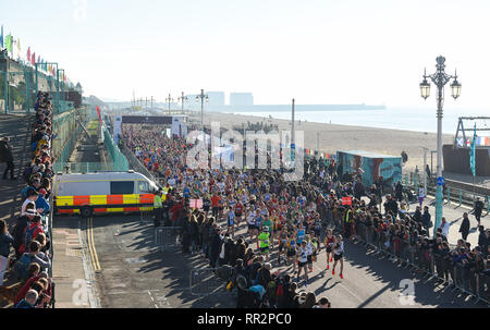 Brighton, UK. 24 Feb, 2019. Der Start des Grand Brighton Halbmarathon an einem schönen sonnigen Morgen mit über 13.000 Läufer erwartet Hilfe von der Sussex Beacon Nächstenliebe Kredit: Simon Dack/Alamy leben Nachrichten Stockfoto