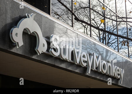 OTTAWA, Kanada - 11 November, 2018: SurveyMonkey Logo auf Ihrer Hauptniederlassung für Ottawa, Ontario. Survey Monkey ist ein on-line-Web site und Lösungen spec Stockfoto