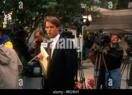 VAN NUYS, CA - 28. Januar: der Journalist Terry Moran besucht Pressekonferenz an Erik und Lyle Menendez, Superior Court Richter Stanley Weisberg erklärt einen Fehlversuch in Lyle Menendez Trial am 28. Januar 1994 in Van Nuys Gerichtsgebäude in Van Nuys, Kalifornien. Foto von Barry King/Alamy Stock Foto Stockfoto