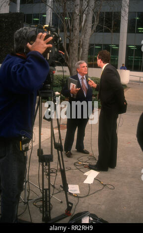 VAN NUYS, CA - 28. Januar: Journalist/Autor Dominick Dunne besucht Pressekonferenz an Erik und Lyle Menendez, Superior Court Richter Stanley Weisberg erklärt einen Fehlversuch in Lyle Menendez Trial am 28. Januar 1994 in Van Nuys Gerichtsgebäude in Van Nuys, Kalifornien. Foto von Barry King/Alamy Stock Foto Stockfoto