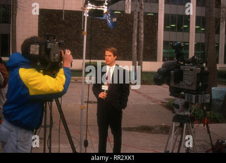 VAN NUYS, CA - 28. Januar: der Journalist Terry Moran besucht Pressekonferenz an Erik und Lyle Menendez, Superior Court Richter Stanley Weisberg erklärt einen Fehlversuch in Lyle Menendez Trial am 28. Januar 1994 in Van Nuys Gerichtsgebäude in Van Nuys, Kalifornien. Foto von Barry King/Alamy Stock Foto Stockfoto