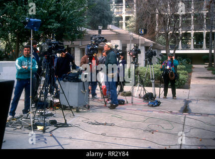 VAN NUYS, CA - 28. Januar: Eine allgemeine Ansicht der Presse/Medien an der Pressekonferenz bei Erik und Lyle Menendez, Superior Court Richter Stanley Weisberg erklärt einen Fehlversuch in Lyle Menendez Trial am 28. Januar 1994 in Van Nuys Gerichtsgebäude in Van Nuys, Kalifornien. Foto von Barry King/Alamy Stock Foto Stockfoto