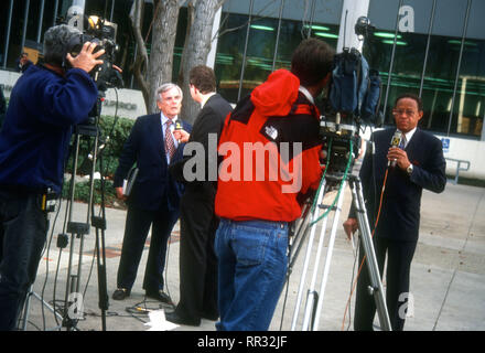 VAN NUYS, CA - 28. Januar: Journalist/Autor Dominick Dunne besucht Pressekonferenz an Erik und Lyle Menendez, Superior Court Richter Stanley Weisberg erklärt einen Fehlversuch in Lyle Menendez Trial am 28. Januar 1994 in Van Nuys Gerichtsgebäude in Van Nuys, Kalifornien. Foto von Barry King/Alamy Stock Foto Stockfoto