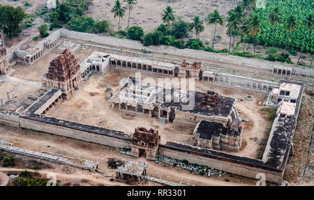 Hampi Blick von matanga Hügel bei Sonnenaufgang über dem achyutaraya Tempel Stockfoto