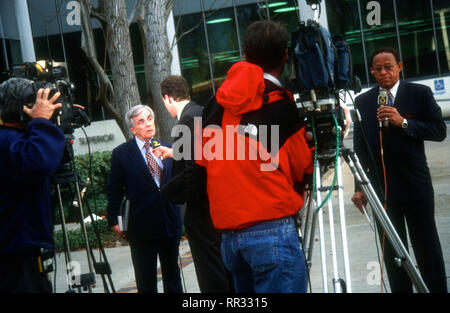 VAN NUYS, CA - 28. Januar: Journalist/Autor Dominick Dunne besucht Pressekonferenz an Erik und Lyle Menendez, Superior Court Richter Stanley Weisberg erklärt einen Fehlversuch in Lyle Menendez Trial am 28. Januar 1994 in Van Nuys Gerichtsgebäude in Van Nuys, Kalifornien. Foto von Barry King/Alamy Stock Foto Stockfoto