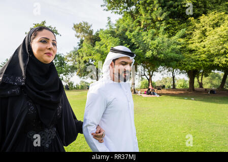 Happy aus dem Nahen Osten Familie Spaß haben in einem Park in Dubai - Paar feiern das Wochenende in der Natur Stockfoto