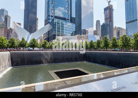 World Trade Center 9/11 Memorial Infinity South Pool, Lower Manhattan, New York, NY, USA Stockfoto