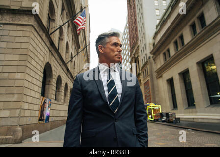 Senior Corporate Manager mit eleganten Anzug im Freien - Geschäftsmann in New York Stockfoto