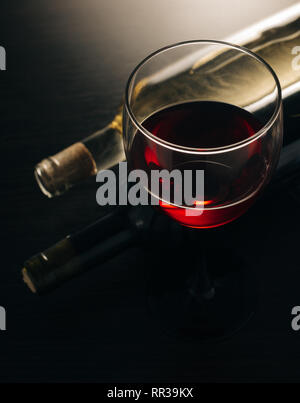 Wein glasse und Flaschen auf einer hölzernen Hintergrund Stockfoto
