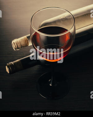 Wein glasse und Flaschen auf einer hölzernen Hintergrund Stockfoto
