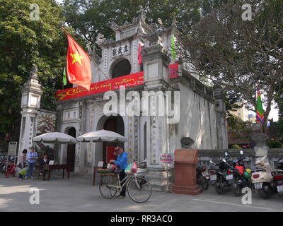 HANOI, VIETNAM - am 17. FEBRUAR 2017: Quan Thanh Tempel in der Nähe von Ho Tay oder West Lake in Hanoi ist ein taoistischer Tempel aus dem 11. Jahrhundert. Stockfoto